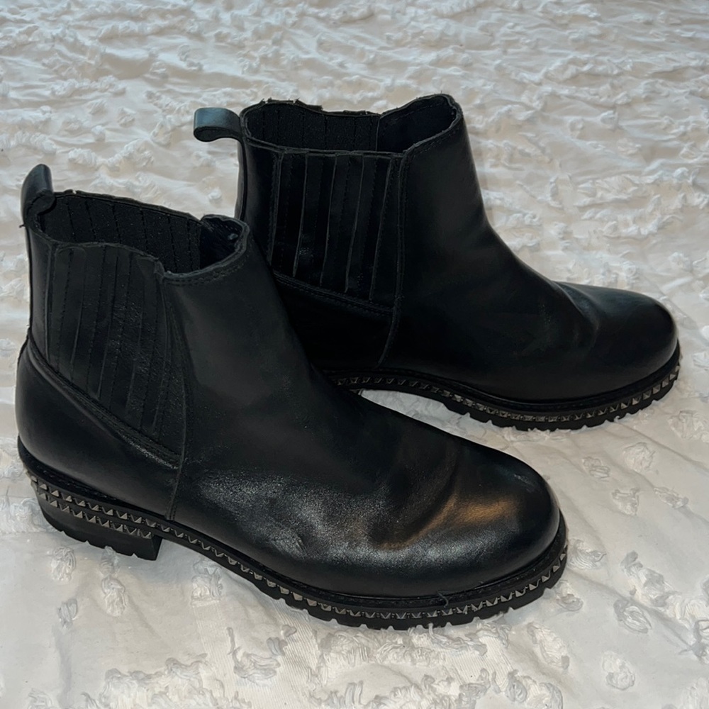 Black leather boots with studs small rip in leather ♥️